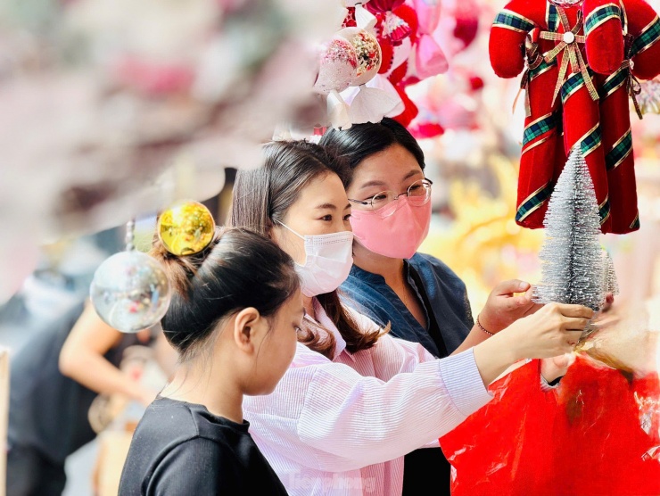 Trời nắng đẹp, &#39;nàng thơ&#39; check-in Giáng sinh sớm lung linh sắc màu - 18