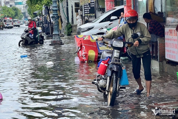 Mưa Lớn Gây Ngập Úng Nghiêm Trọng tại Trung Tâm TPHCM