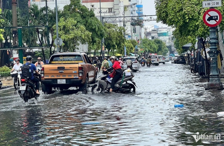 Mưa Lớn Gây Ngập Úng Nghiêm Trọng tại Trung Tâm TPHCM