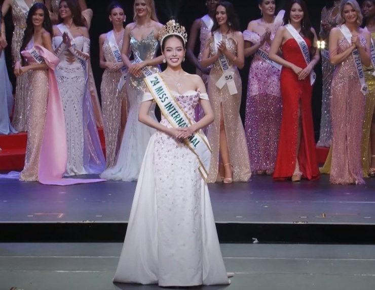 Tối ngày 12/11, hơn 70 người đẹp đã bước vào chung kết Miss International 2024 diễn ra tại Nhật Bản. Hoa hậu Huỳnh Thị Thanh Thủy - đại diện Việt Nam đã được gọi tên cho ngôi vị cao nhất. Đây là chiếc vương miện đầu tiên của nhan sắc Việt tại Miss International. Xuyên suốt chung kết, người đẹp Việt đã thể hiện phong độ cực tốt và chiến thắng của Hoa hậu Thanh Thủy khiến người hâm mộ vỡ òa trong hạnh phúc.