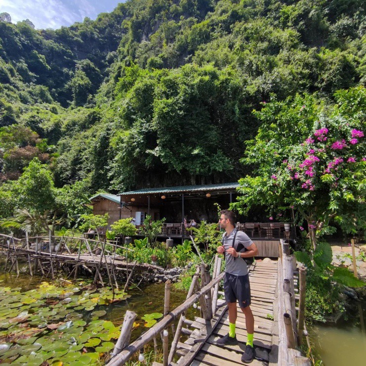 Cantero Jim đến hang Trâu trải nghiệm các hoạt động mang đậm văn hóa đời sống của người bản địa, trong đó có học nấu ăn. Ảnh: @cantero_jim