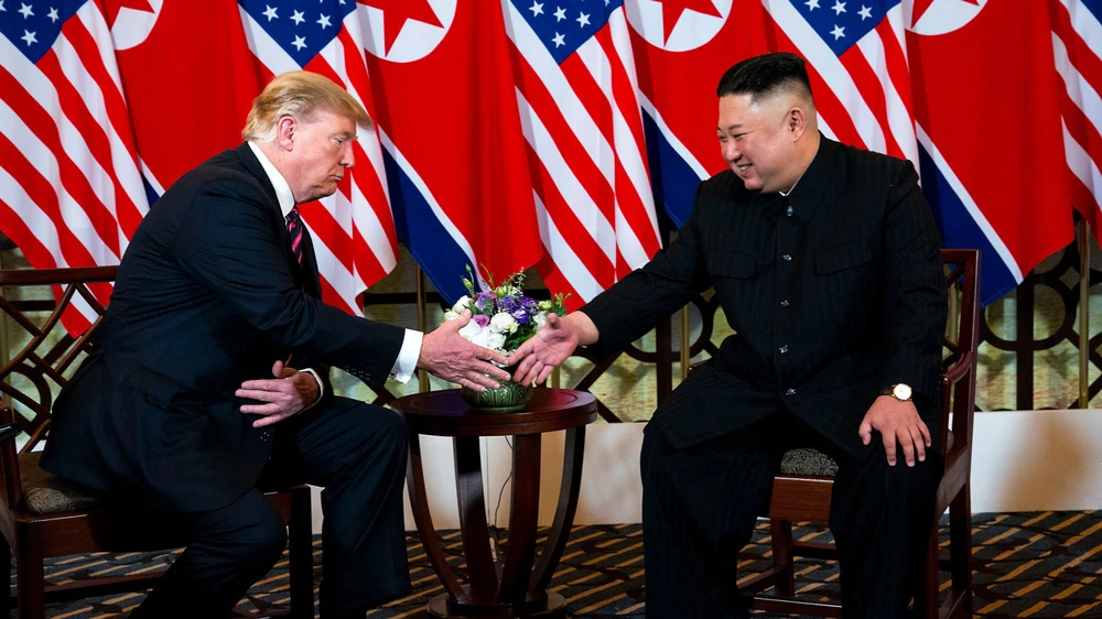 Tổng thống Mỹ Donald Trump và lãnh đạo Triều Tiên Kim Jong-un tại thượng đỉnh Mỹ - Triều lần hai tổ chức ở Hà Nội vào tháng 2-2019. Ảnh: THE NEW YORK TIMES