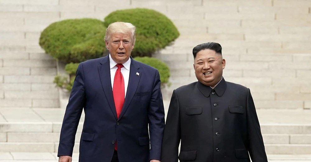 Tổng thống Mỹ Donald Trump gặp lãnh đạo Triều Tiên Kim Jong-un tại khu phi quân sự ngăn cách hai miền Triều Tiên, Bàn Môn Điếm (Hàn Quốc) ngày 30-6. Ảnh: REUTERS