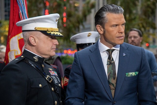 Chuẩn tướng Thủy quân Lục chiến Mỹ David Walsh (trái) cùng ông Pete Hegseth hồi năm 2023. Ảnh: U.S. Marine Corps