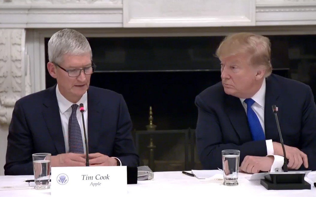 CEO Apple - Tim Cook (trái) và Tổng thống Donald Trump (phải).