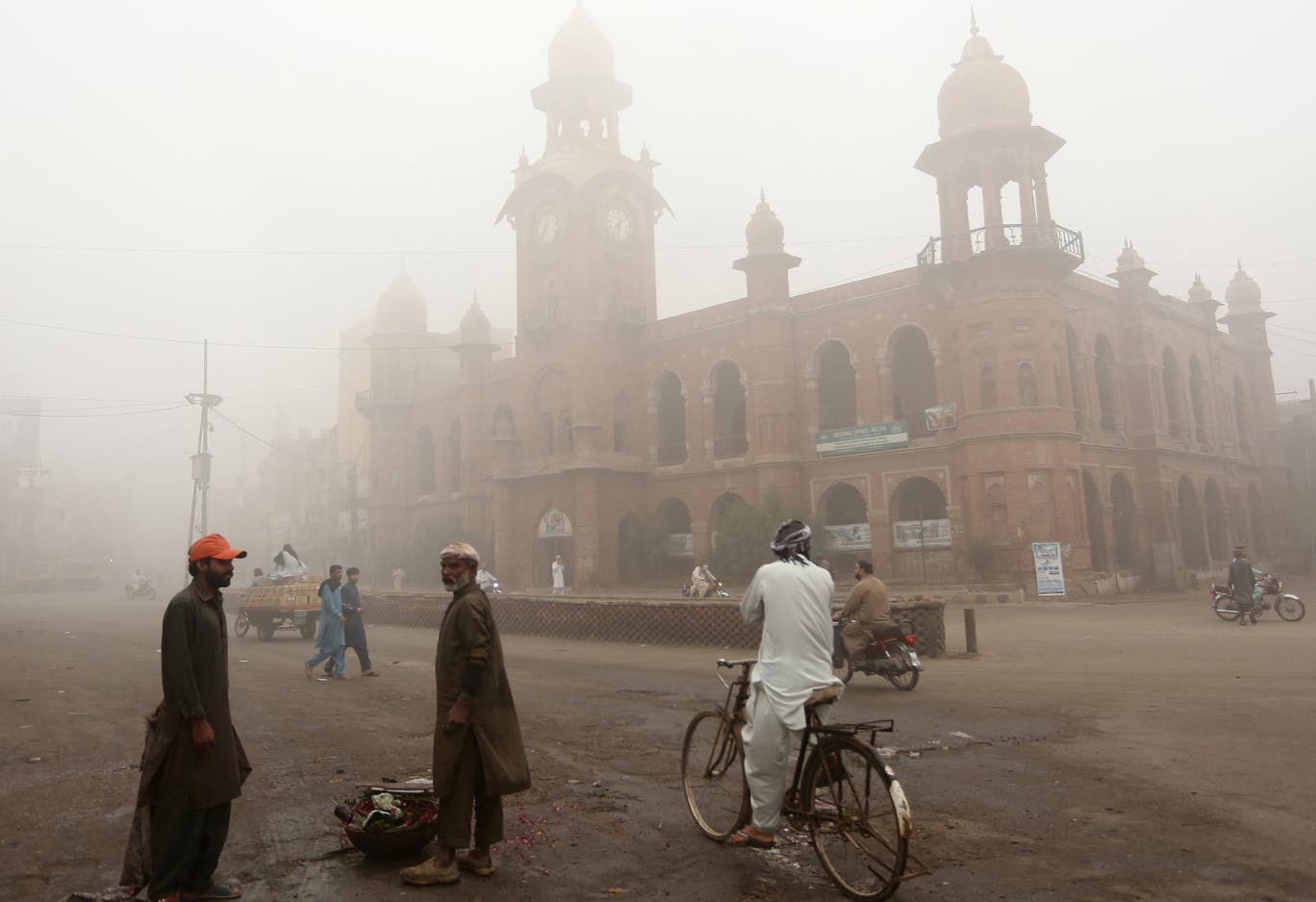 Khói độc hại như sương mù ở thành phố Multan, Pakistan, tháng 11/2024. Ảnh: Getty