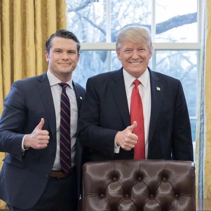 Pete Hegseth trong một bức ảnh chụp cùng ông Trump. Ảnh: NY Post.