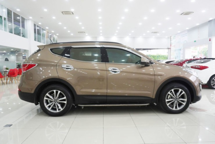 Hyundai Santa Fe 2015 2.2AT Full có giá khoảng 590 triệu đồng.