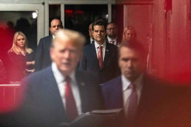 Ông Matt Gaetz lắng nghe ông Donald Trump phát biểu với báo chí tại Tòa án Hình sự Manhattan ở New York, ngày 16-5. Ảnh: Jeenah Moon