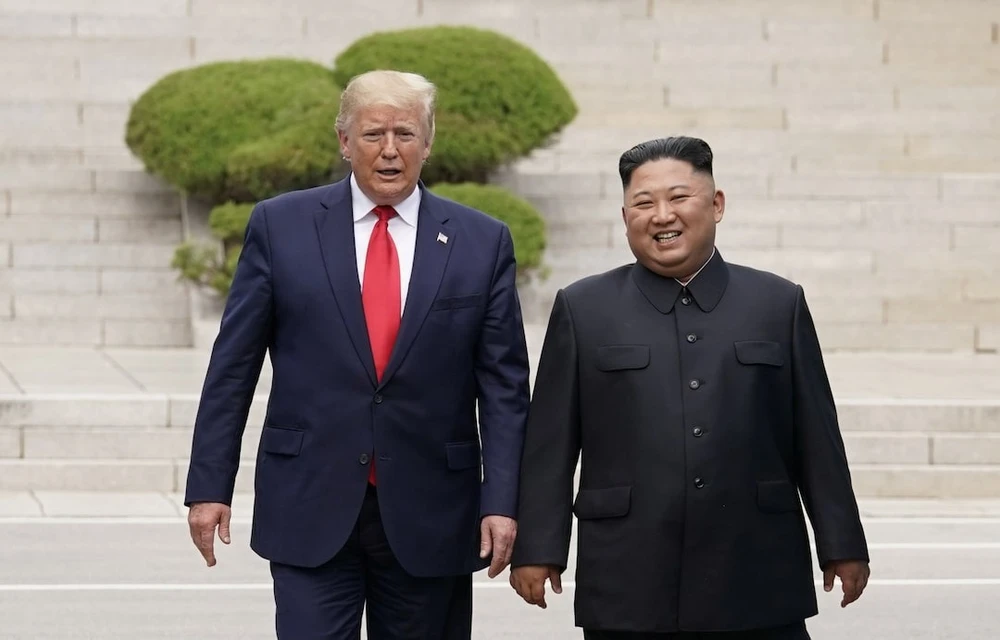 Tổng thống Mỹ Donald Trump (trái) và lãnh đạo Triều Tiên Kim Jong-un tại Bàn Môn Điếm hồi năm 2019. Ảnh: REUTERS