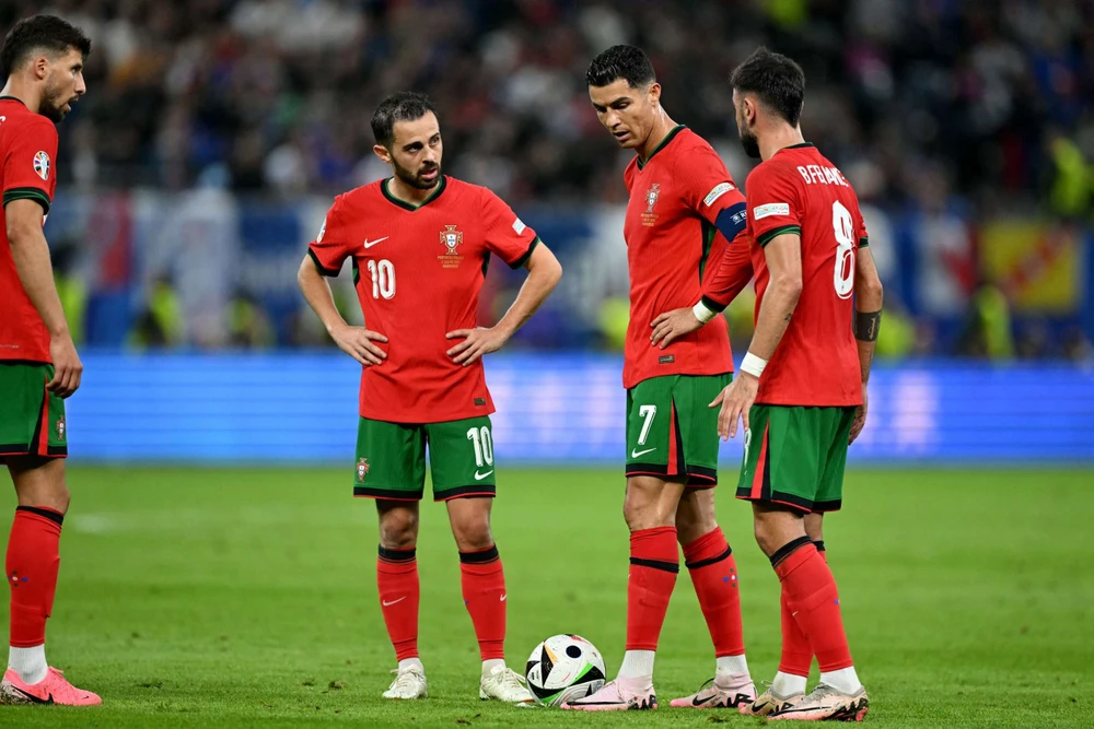 Bernardo Silva, Ronaldo và Bruno Fernandes chung màu áo tuyển Bồ Đào Nha. Ảnh: GETTY.