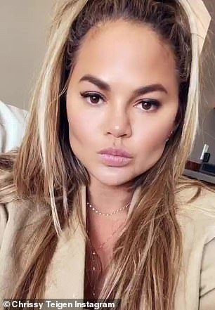 Chrissy Teigen (ảnh trái chụp vào tháng 5/2021) thừa nhận phẫu thuật loại bỏ mỡ má vào tháng 9/2021. Khuôn mặt của Teigen (ảnh phải vào cuối năm 2021) trông góc cạnh hơn sau khi thực hiện thủ thuật. Ảnh: Getty Images/IG.