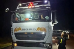 Lái xe uống bia rồi đánh lừa cảnh sát bằng cách giả vờ ngủ