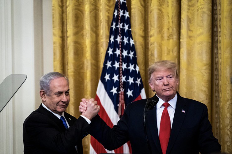 Ông Trump bắt tay Thủ tướng Israel Benjamin Netanyahu vào năm 2020. Ảnh: Washington Post.