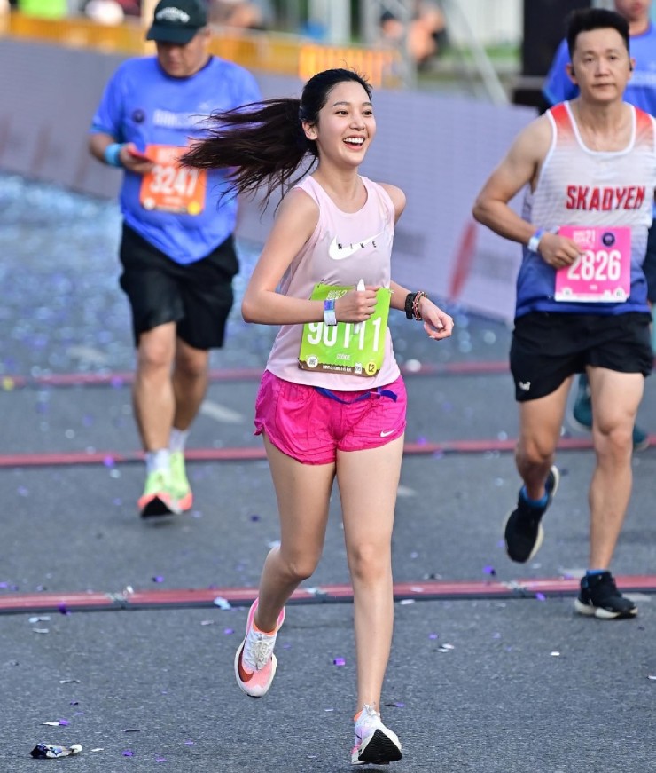 Yada Suwanpattana, 28 tuổi, cao 1m70, có nhan sắc làm sáng bừng giải chạy bán marathon