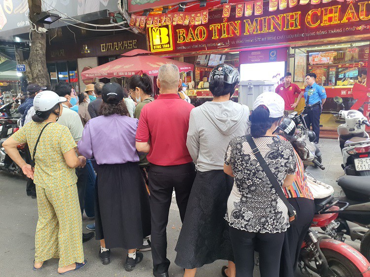 Nhiều người tranh thủ đến xếp hàng từ sớm do lo ngại cửa hàng giới hạn số lượng vàng bán ra hoặc hạn chế mua vào khi giá vàng xuống thấp.