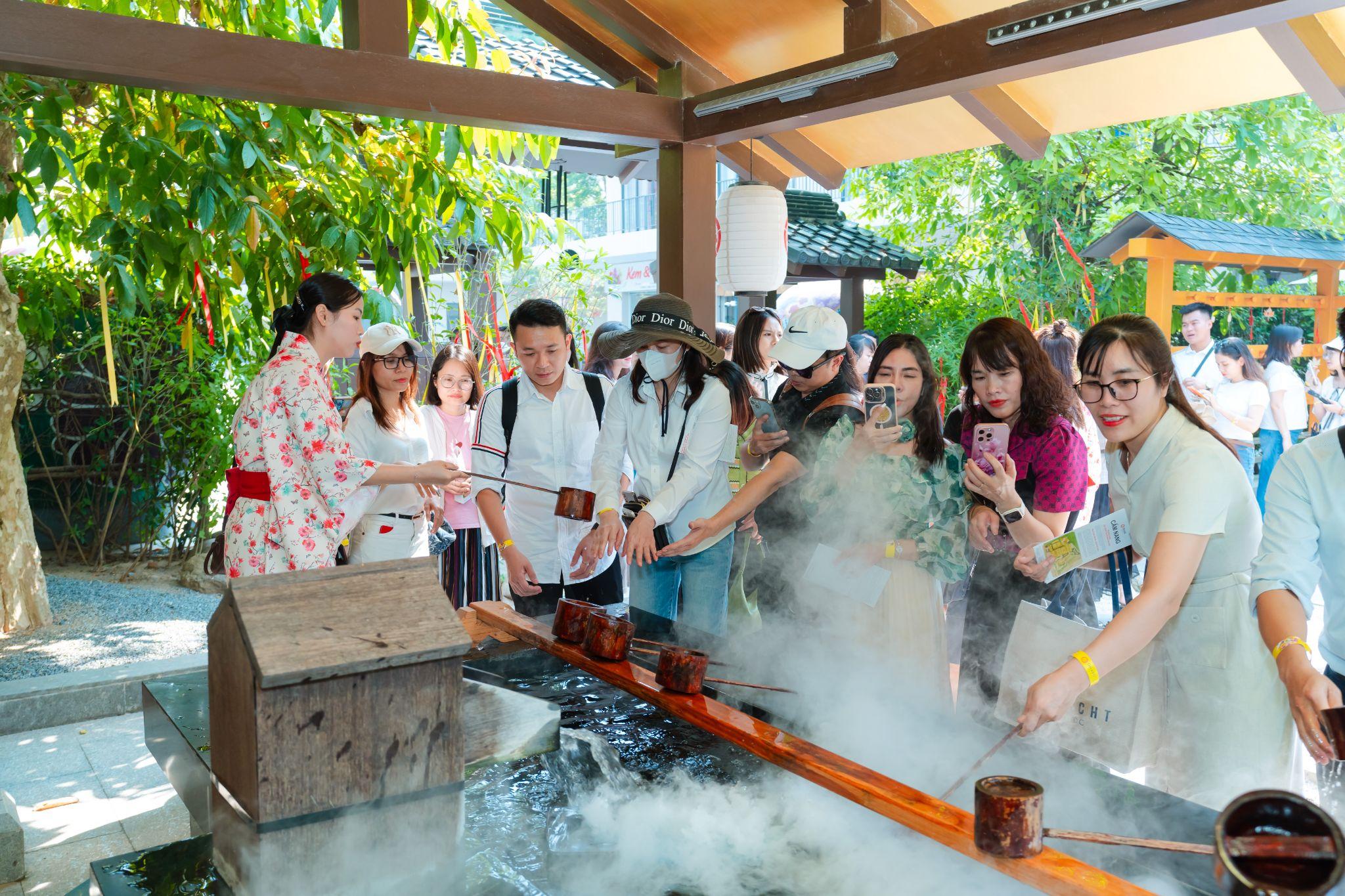 Tham quan chùa Vàng, ngôi chùa lấy cảm hứng từ Chùa Vàng Kinkakuji, Kyoto, Nhật Bản