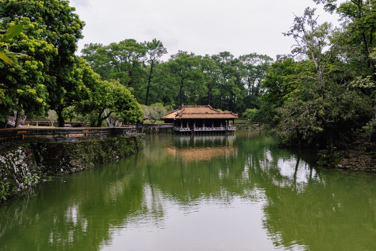 Đến Huế du lịch, nhiều du khách yêu thích tìm về các công trình cổ kính, đậm màu thời gian để cùng tìm hiểu về lịch sử, chiêm ngưỡng những vẻ đẹp kiến trúc, hòa mình vào thiên nhiên trong lành...