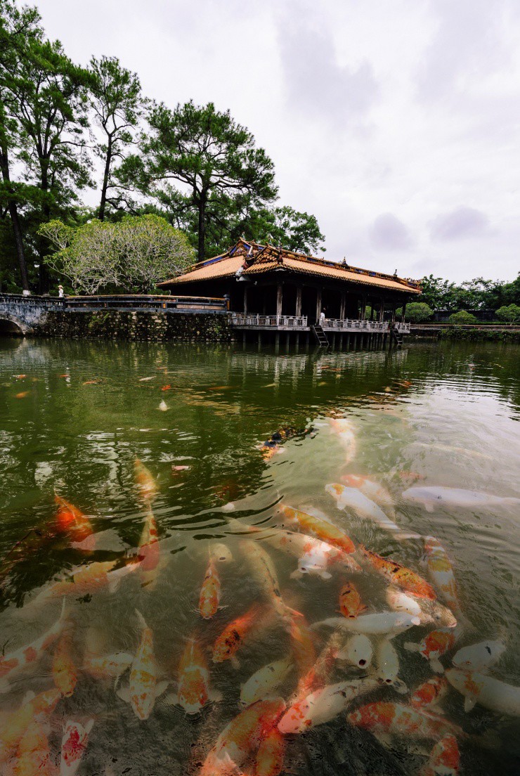 Với vẻ đẹp nhẹ nhàng, yên bình, Khiêm Lăng mang đến cho người xem không chỉ là cái nhìn về kiến trúc lăng tẩm, mà còn là cái nhìn về cuộc đời, tâm hồn và tư tưởng của vua Tự Đức.