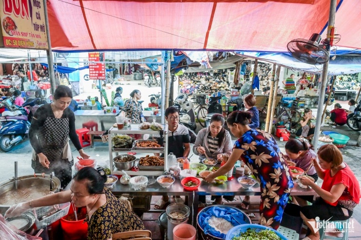 Quán bún sung của bà Hiền nằm trong chợ Diên Hồng, TP Nam Định