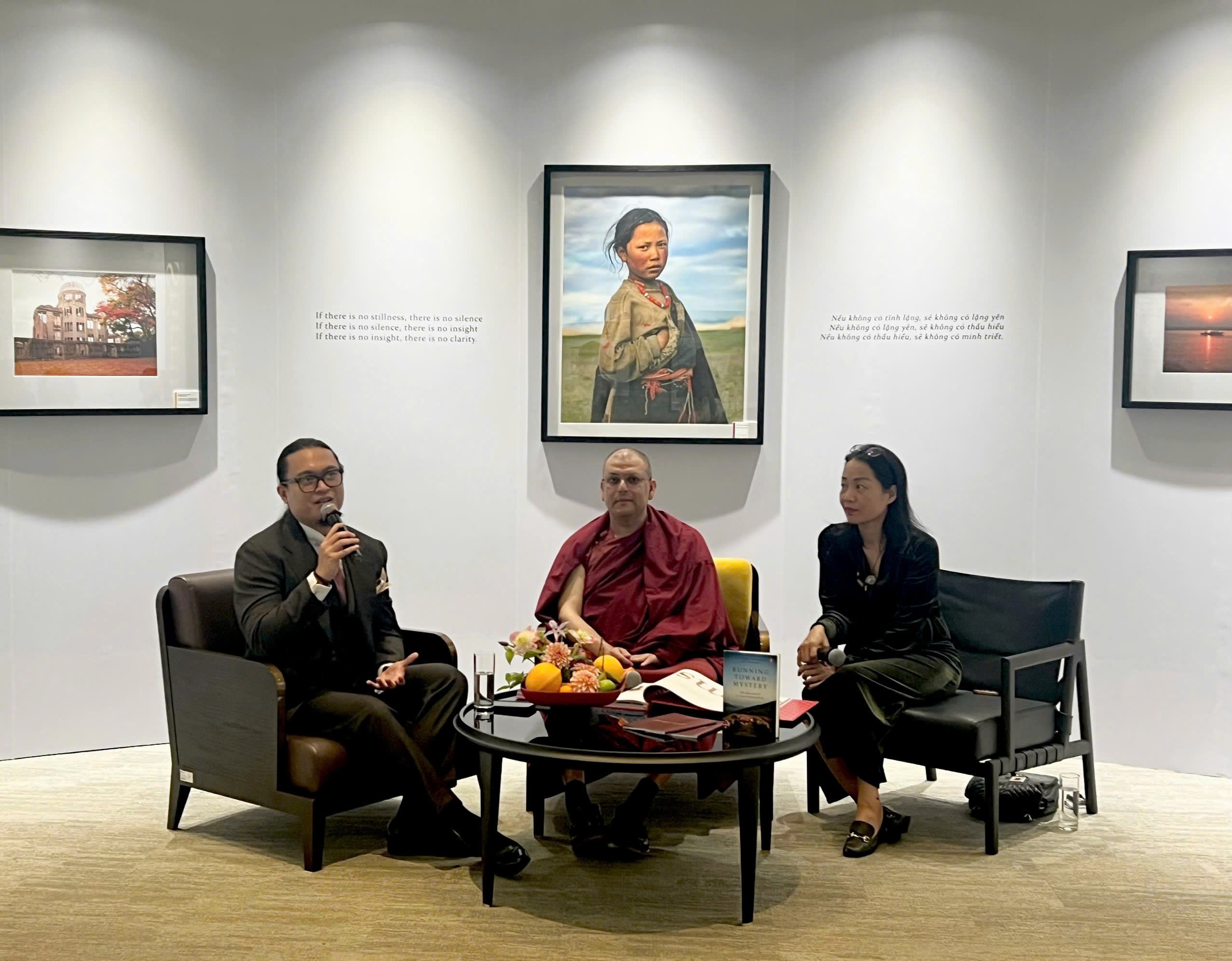 Về Venerable Tenzin Priyadarshi Rinpoche Là một nhà sư và học giả, nền giáo dục đa ngôn ngữ và đa văn hóa của Venerable Tenzin góp phần vào tầm nhìn nhiếp ảnh của ông. Ông coi sản phẩm cuối cùng của mình là sự phản chiếu trí tưởng tượng của mình, cũng như sự phản ánh về thế giới mà ông trải nghiệm trong những chuyến đi khắp thế giới.