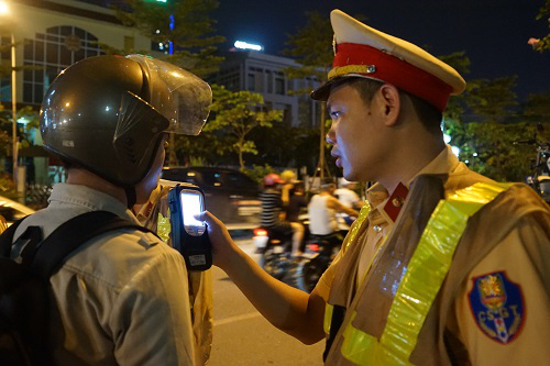 Luật Trật tự an toàn giao thông đường bộ vừa được Quốc hội thông qua có rất nhiều quy định mới. Ảnh minh họa: TL