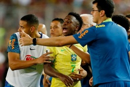 Vinicius tạo hình ảnh xấu xí ở ĐT Brazil, fan ca ngợi Raphinha hay nhất thế giới