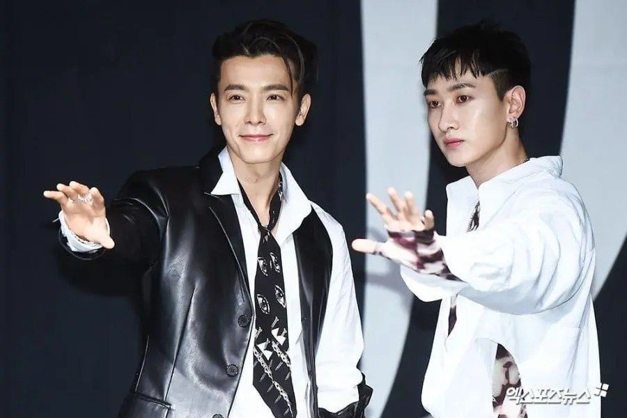 Trong 2 năm, Highlight (trái) và Super Junior D&amp;E hai lần phải hủy show ở sân vận động quốc gia Mỹ Đình, Hà Nội.