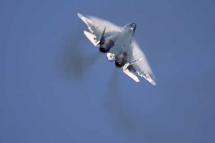 Su-57 phô diễn năng lực tại triển lãm hàng không Chu hải ở Trung Quốc. Ảnh: Fu Tian/China News Service.