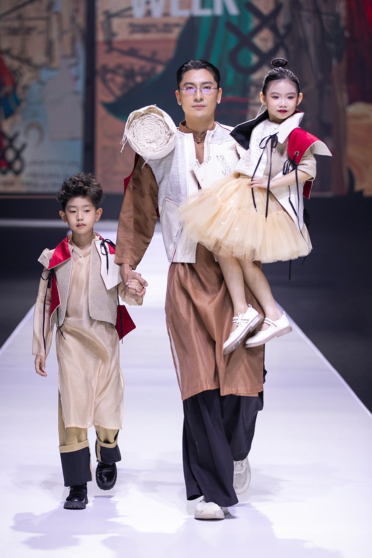 Minh Triết catwalk tự tin như một người mẫu chuyên nghiệp.