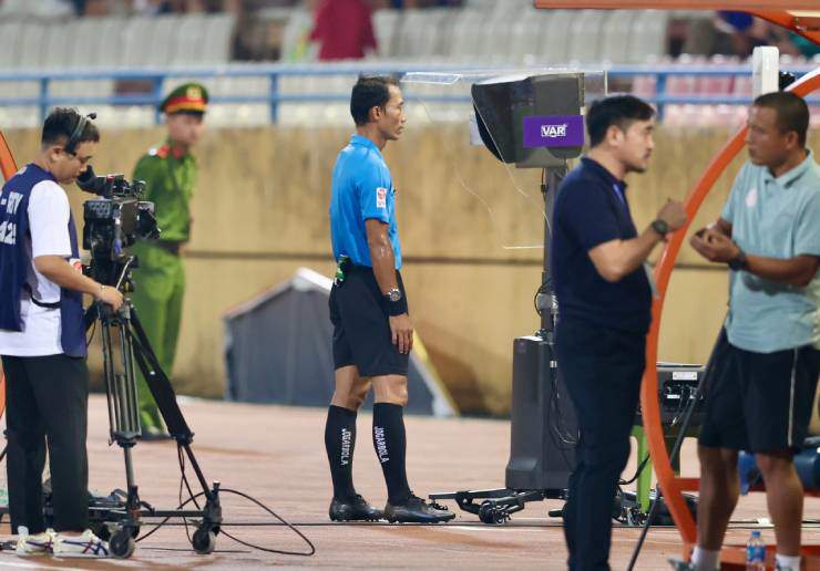 VAR 1 lần giúp đội chủ nhà chơi hơn người và 1 lần từ chối tình huống penalty phút 90+4