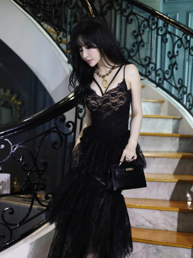 Trang phục chất liệu xuyên thấu cũng là "bạn thân" của bà mẹ hai con, giúp cô tôn da trắng cùng đường cong ấn tượng.