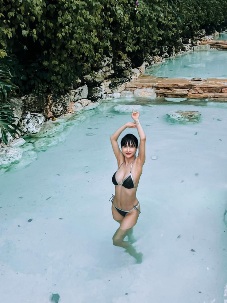 Vợ đại gia Minh "Nhựa" được khen quyến rũ trong bộ áo tắm tam giác đậm tinh thần phương Tây.