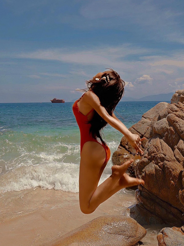 Gu mặc phóng khoáng khoe body của vợ đại gia Minh 'Nhựa' - 9