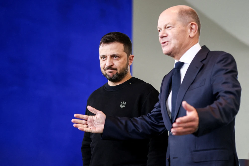 Thủ tướng Đức Olaf Scholz (phải) tiếp Tổng thống Ukraine Volodymyr Zelensky tại thủ đô Berlin (Đức) ngày 11-10. Ông Zelensky cảnh báo “chiếc hộp Pandora” sau cuộc điện đàm Nga-Đức. Ảnh: REUTERS