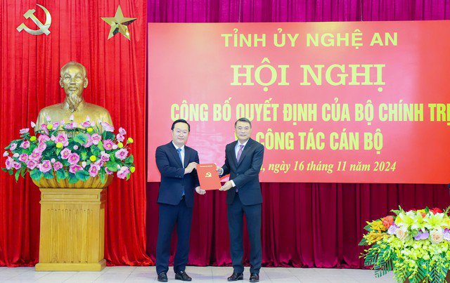 Ông Lê Minh Hưng (bên phải), Ủy viên Bộ Chính trị, Bí thư Trung ương Đảng, Trưởng Ban Tổ chức Trung ương, trao Quyết định cho ông Nguyễn Đức Trung, tân Bí thư Tỉnh ủy Nghệ An