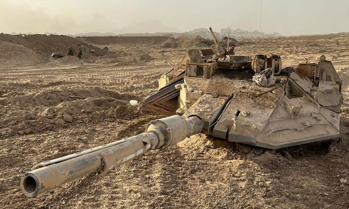 Tháp pháo xe tăng Merkava Mark 4, được cho là biến thể Barak, văng khỏi thân xe. Ảnh: X/TankPosting