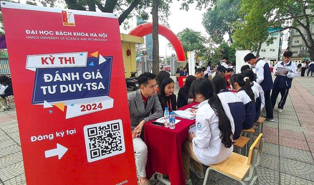 Thí sinh nghe tư vấn xét tuyển đại học năm 2024 tại ĐH Bách khoa Hà Nội.