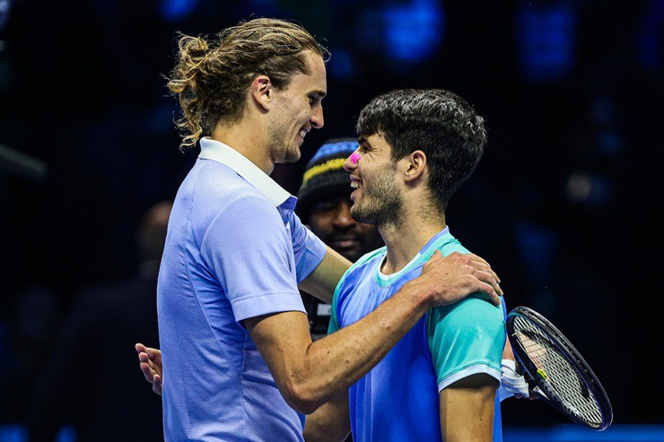 Zverev và&nbsp;Alcaraz dành cho nhau sự thân thiện sau trận đấu