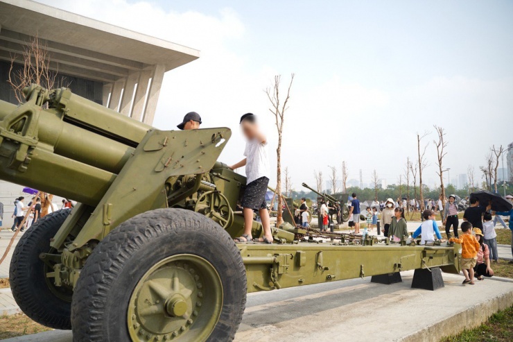 Tuy nhiên, tại sân trưng bày hiện vật ngoài trời phía trước, thỉnh thoảng lại xuất hiện cảnh trẻ em nghịch hiện vật.