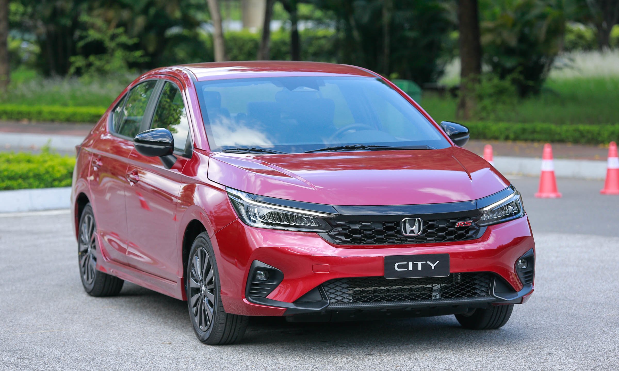 Honda City gây ấn tượng nhờ thiết kế thể thao và góc cạnh.