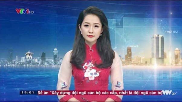 Thu Hà được khán giả đặt danh hiệu “Nữ BTV trẻ nhất Thời sự 19h”. Ảnh: Chụp màn hình.