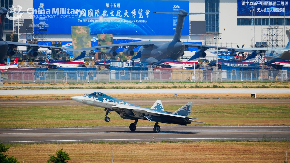 Tiêm kích tàng hình Su-57 của Nga tại buổi huấn luyện thích ứng ngày 7-11 ở TP Chu Hải, tỉnh Quảng Đông (Trung Quốc), để chuẩn bị cho Triển lãm hàng không Chu Hải 2024 sắp diễn ra. Ảnh: Wan Quan/eng.chinamil.com.cn