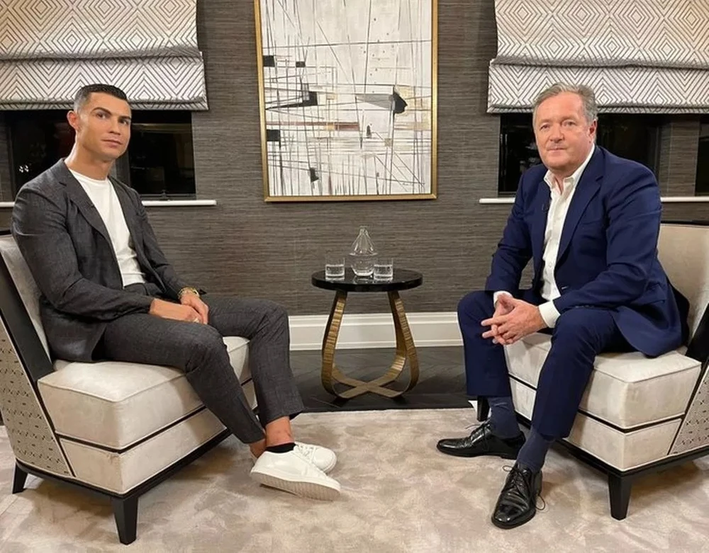 Cristiano Ronaldo và Piers Morgan đã thực hiện cuộc phỏng vấn chấn động làng rung chuyển Manchester United. ẢNH: @piersmorgan/Twitter)