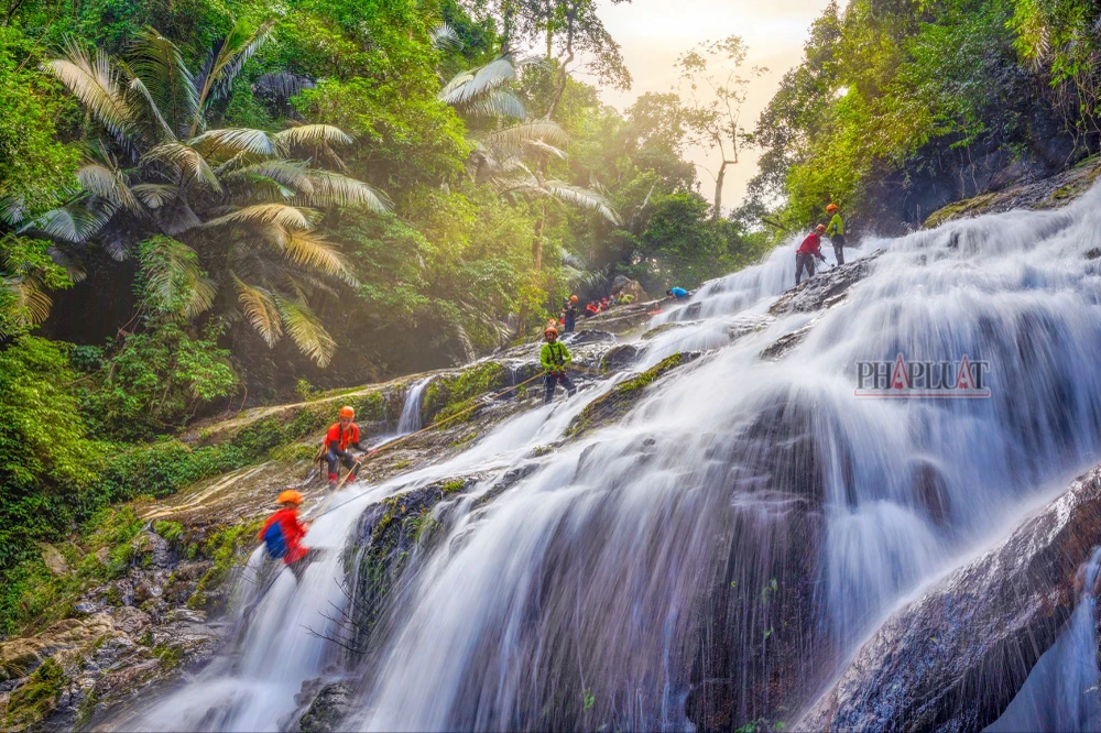 Trải nghiệm đu dây vượt thác Dương Cầm giữa cánh rừng nguyên sinh ở Quảng Bình - 1