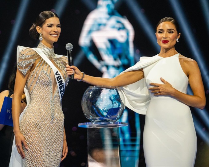 Ileana Márquez xuất sắc giành giải á hậu 4 Miss Universe 2024, vượt qua hơn 120 thí sinh đến từ khắp thế giới để ghi tên vào top 5 chung cuộc. Nhiều khán giả tin rằng mỹ nhân Venezuela có thể đạt thành tích cao hơn nếu cô trả lời ứng xử bằng tiếng Anh thay vì thông qua phiên dịch. Không xét đến khả năng ngoại ngữ, Ileana được đánh giá là một trong những thí sinh có sắc vóc nổi bật nhất cuộc thi năm nay cùng phong cách trình diễn cuốn hút. Cô cũng là thí sinh gây chú ý khi là mẹ đơn thân của một cô con gái 12 tuổi.