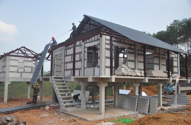 Trung tá Nguyễn Duy Nam, Trưởng phòng Chính trị chi nhánh Trường Sơn 26 - Binh đoàn 12- Đơn vị thi công Khu tái định cư Làng Nủ cho biết: "Hiện tại, trên công trường đang có hơn 200 cán bộ, chiến sĩ cùng với 50 phương tiện cơ giới tham gia xây dựng. Các công nhân đang nỗ lực tăng ca, tăng kíp, cam kết hoàn thành và bàn giao cho bà con vào ngày 22/12/2024".