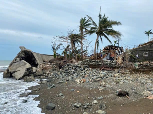 Bão gây thiệt hại diện rộng ở Catanduanes hôm 17-11. Ảnh: Rappler