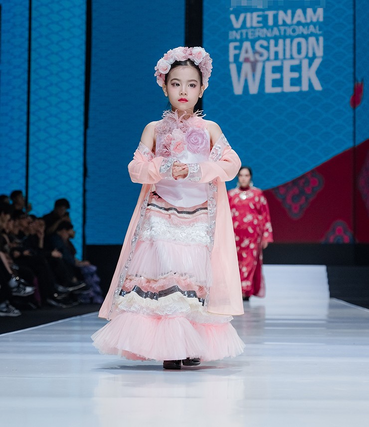 Diễn viên nhí Hoàng Diệp tự tin catwalk khi mùa thứ 2 được NTK Cao Minh Tiến mời làm người mẫu tại Vietnam International Fashion Week.