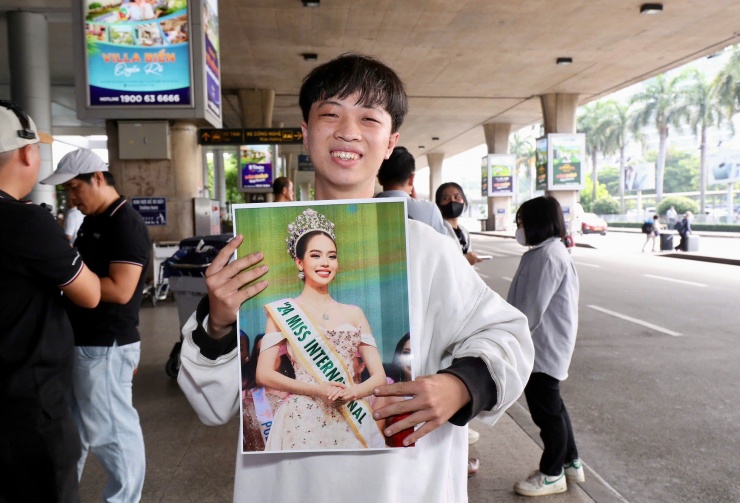 Bạn Gia Hưng mang theo poster của Thanh Thủy đến sân bay từ sáng sớm để đón cô. "Em rất vui mừng và tự hào vì Việt Nam có thêm một hoa hậu quốc tế. Chúng ta đã cho bạn bè quốc tế thấy rằng phụ nữ Việt Nam giỏi giang thế nào", Gia Hưng nói.